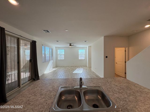 1122 E Cairn Street, Tucson, AZ 85719