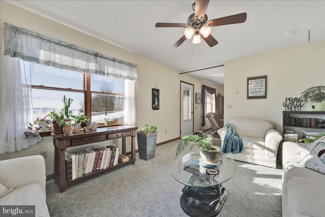 36 HOST RD, Womelsdorf, PA 19567