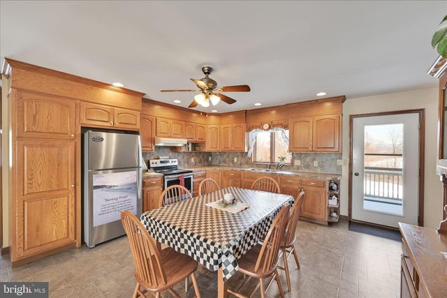 36 HOST RD, Womelsdorf, PA 19567