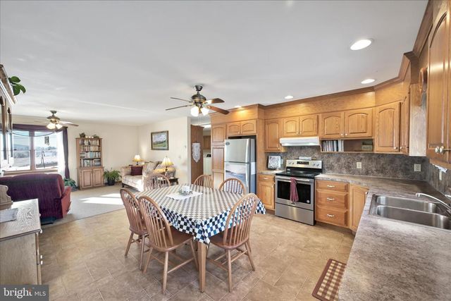 36 HOST RD, Womelsdorf, PA 19567