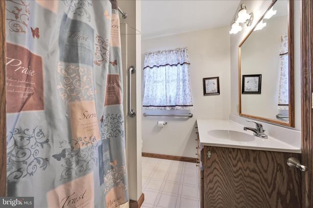 36 HOST RD, Womelsdorf, PA 19567