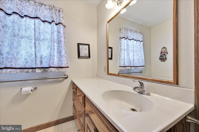 36 HOST RD, Womelsdorf, PA 19567