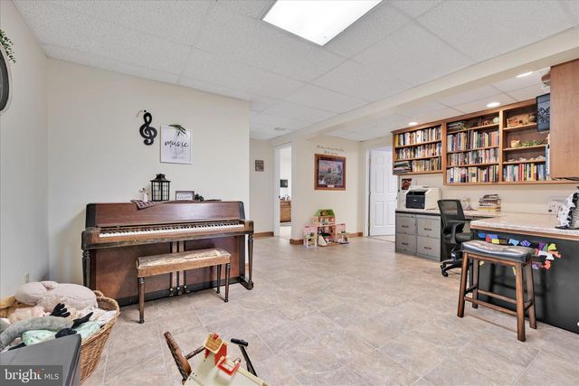 36 HOST RD, Womelsdorf, PA 19567