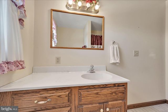 36 HOST RD, Womelsdorf, PA 19567