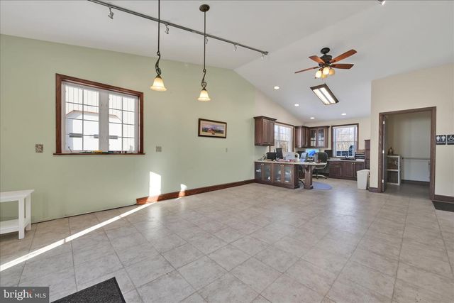 36 HOST RD, Womelsdorf, PA 19567