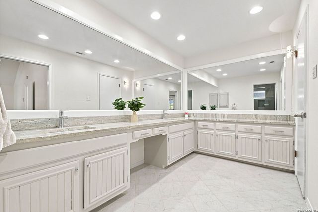 1739 Royal Crescent, San Antonio, TX 78231