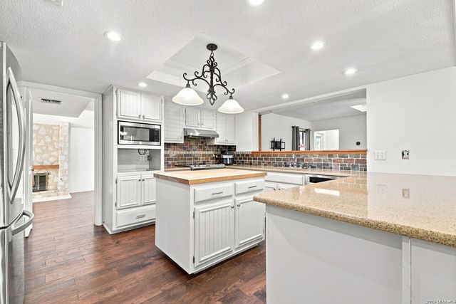 1739 Royal Crescent, San Antonio, TX 78231