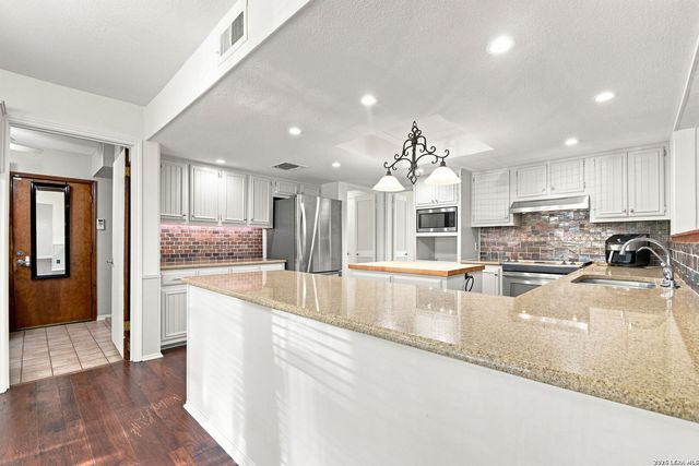 1739 Royal Crescent, San Antonio, TX 78231