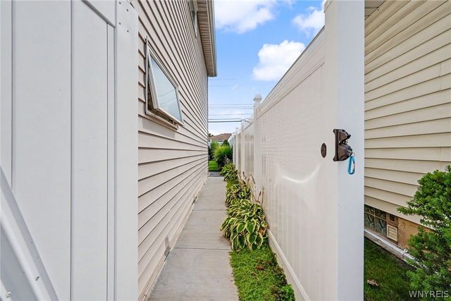 42 Leni Lane, Cheektowaga, NY 14225