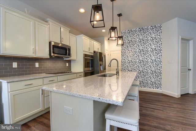 2 WOODS DR, Camp Hill, PA 17011