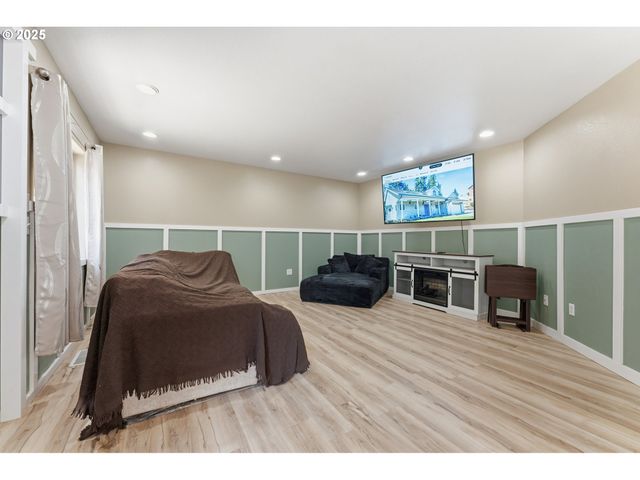 2222 ASH St, North Bend, OR 97459