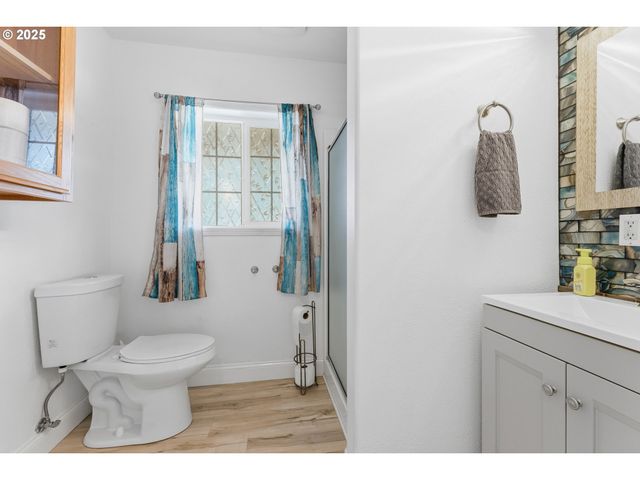 2222 ASH St, North Bend, OR 97459