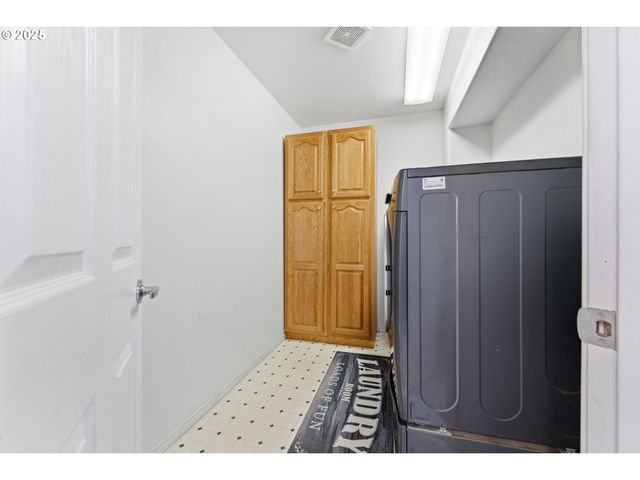 2222 ASH St, North Bend, OR 97459