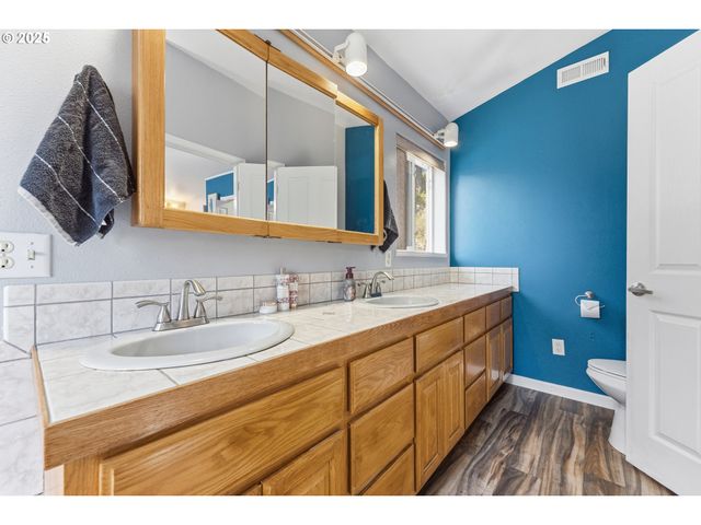 2222 ASH St, North Bend, OR 97459