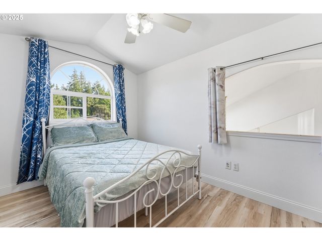 2222 ASH St, North Bend, OR 97459