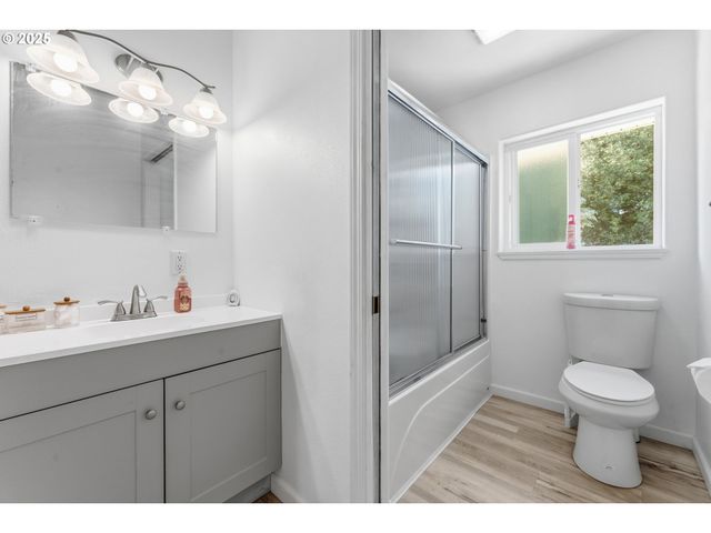 2222 ASH St, North Bend, OR 97459