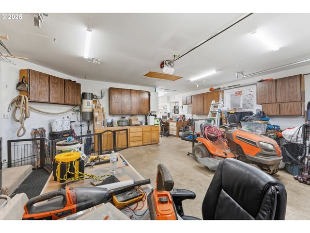 2222 ASH St, North Bend, OR 97459