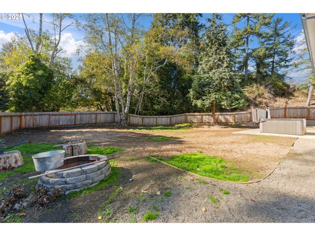 2222 ASH St, North Bend, OR 97459