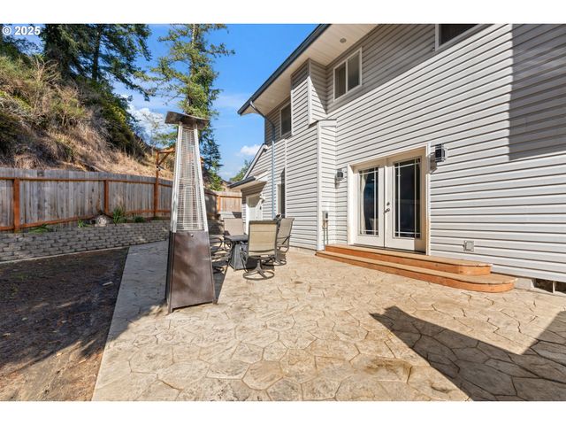 2222 ASH St, North Bend, OR 97459