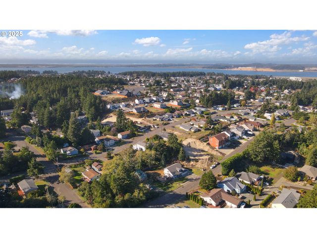 2222 ASH St, North Bend, OR 97459