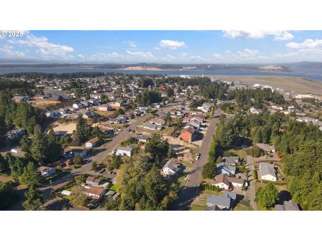 2222 ASH St, North Bend, OR 97459