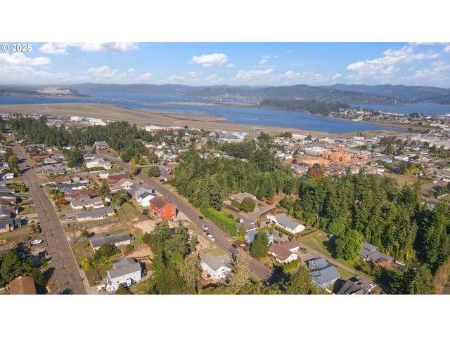 2222 ASH St, North Bend, OR 97459