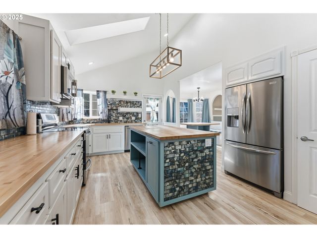 2222 ASH St, North Bend, OR 97459