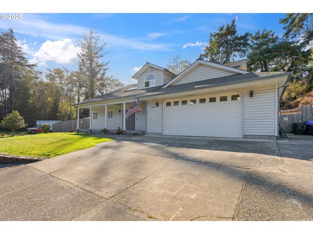 2222 ASH St, North Bend, OR 97459