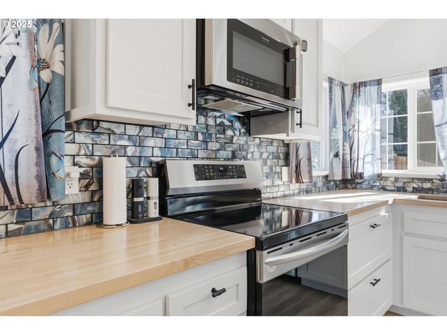 2222 ASH St, North Bend, OR 97459