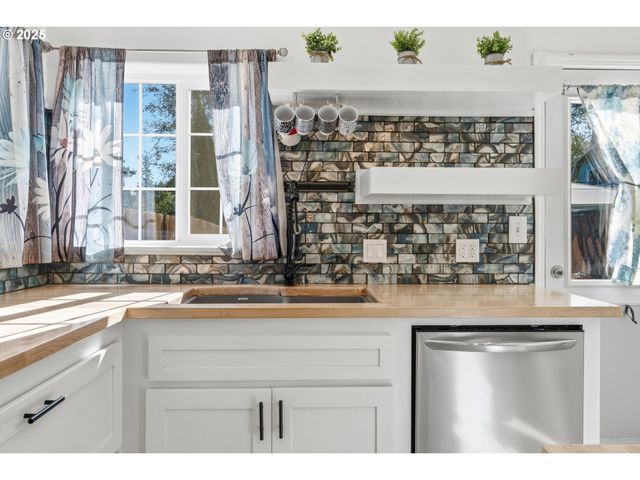 2222 ASH St, North Bend, OR 97459