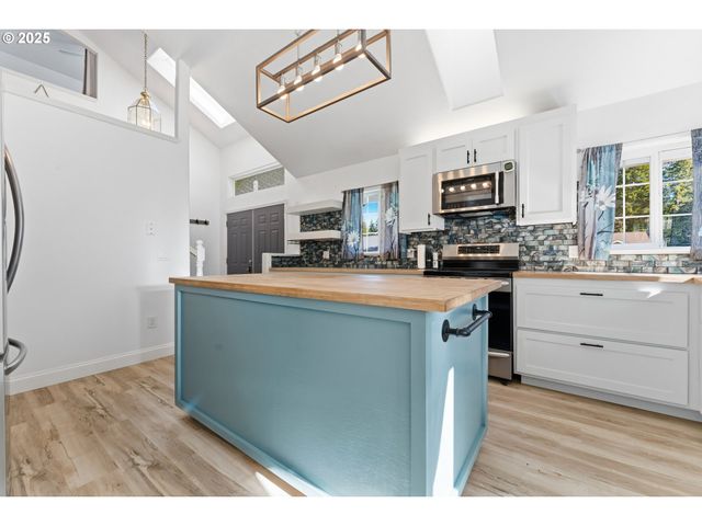 2222 ASH St, North Bend, OR 97459