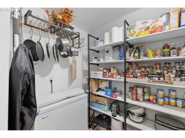 2222 ASH St, North Bend, OR 97459