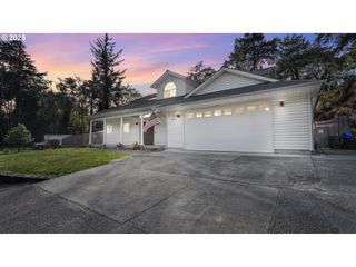 2222 ASH St, North Bend, OR 97459