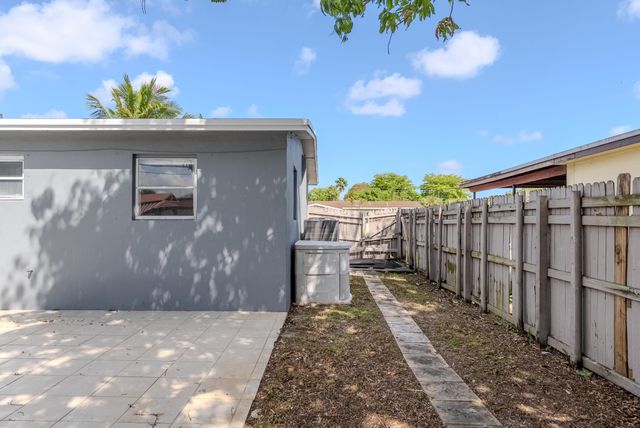 320 N 69th Way, Hollywood, FL 33024