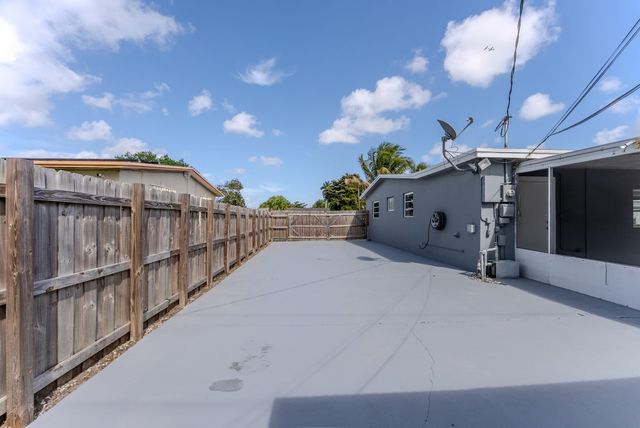 320 N 69th Way, Hollywood, FL 33024