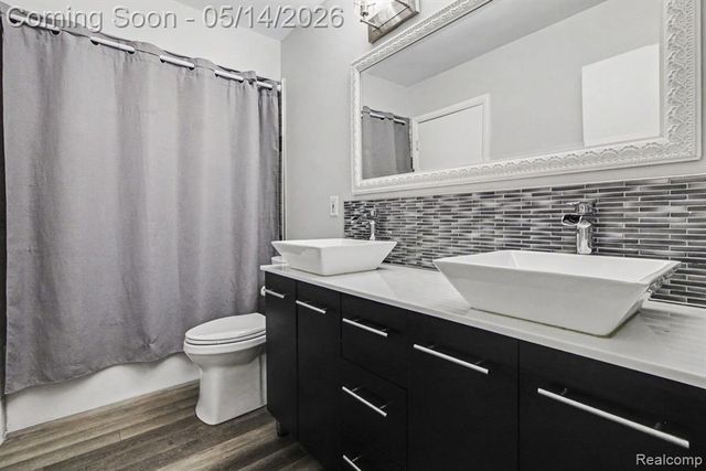 1649 Windingway Drive, Wixom, MI 48393