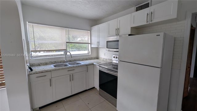 708 NE 4th St 2, Hallandale Beach, FL 33009