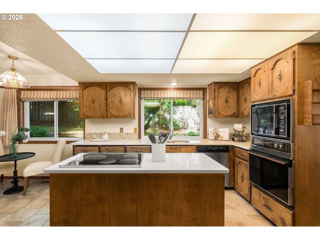 19505 HIDDEN SPRINGS Rd, West Linn, OR 97068