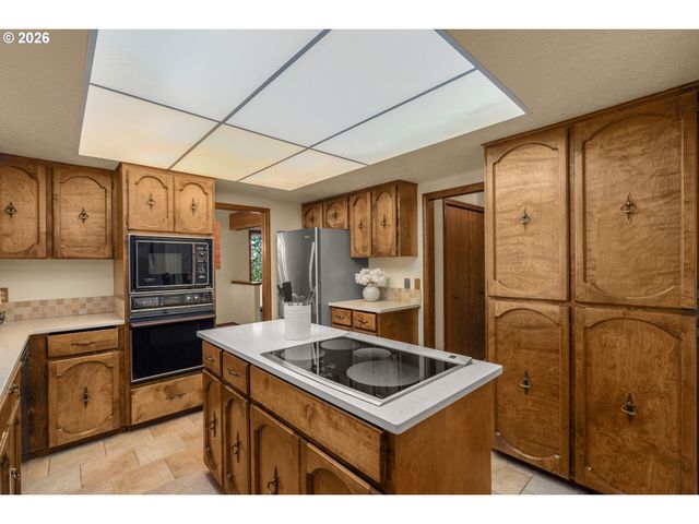 19505 HIDDEN SPRINGS Rd, West Linn, OR 97068