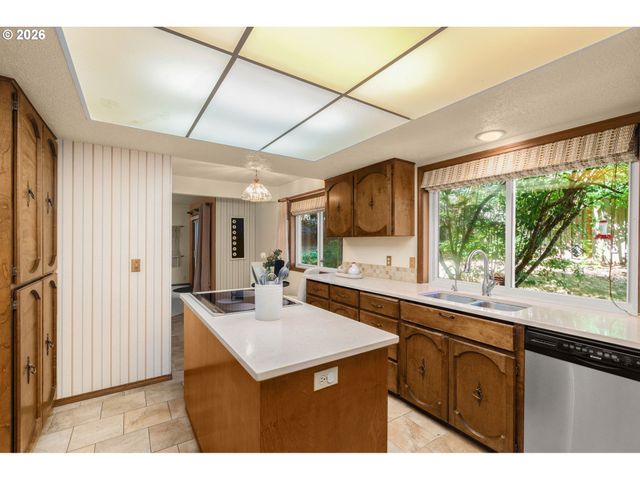 19505 HIDDEN SPRINGS Rd, West Linn, OR 97068