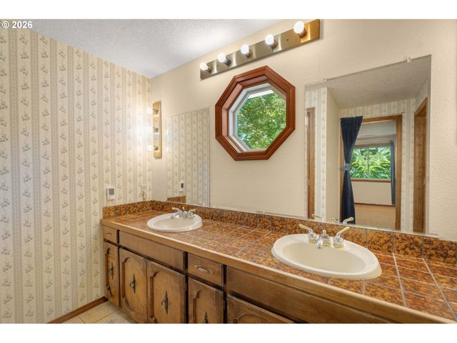 19505 HIDDEN SPRINGS Rd, West Linn, OR 97068