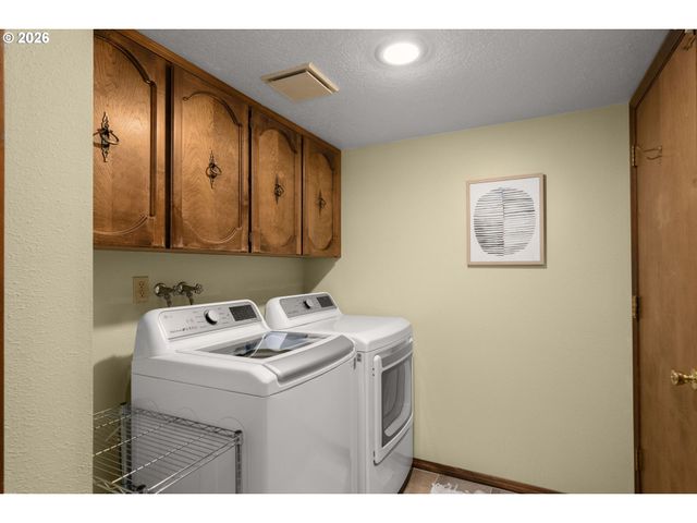 19505 HIDDEN SPRINGS Rd, West Linn, OR 97068