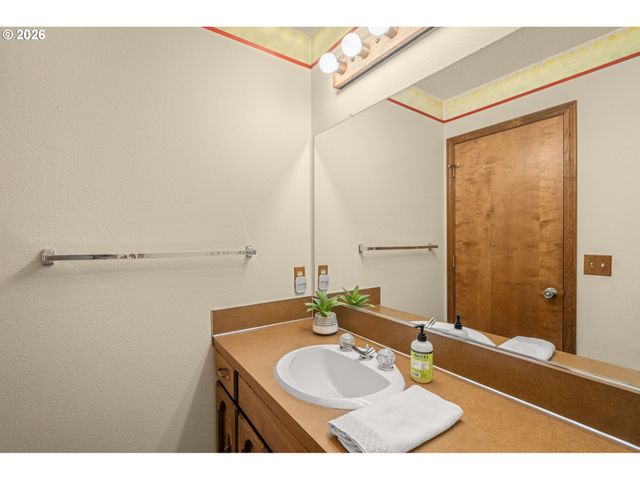 19505 HIDDEN SPRINGS Rd, West Linn, OR 97068