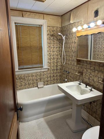 2206 W Keefe AVENUE, Milwaukee, WI 53206