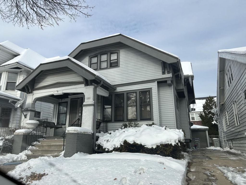 2206 W Keefe AVENUE, Milwaukee, WI 53206