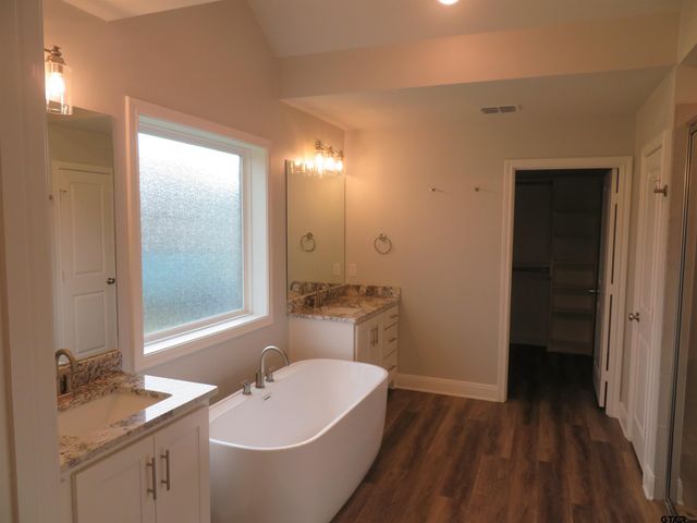 403 Deer Point Cove, Chandler, TX 75758
