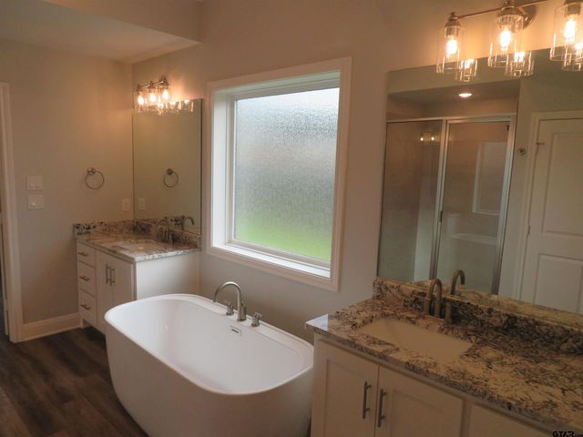 403 Deer Point Cove, Chandler, TX 75758