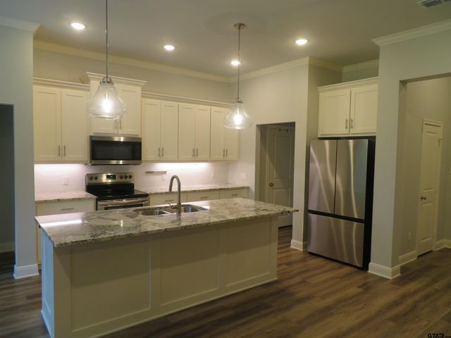 403 Deer Point Cove, Chandler, TX 75758
