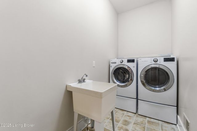 8405 Broecker Blvd, Louisville, KY 40241