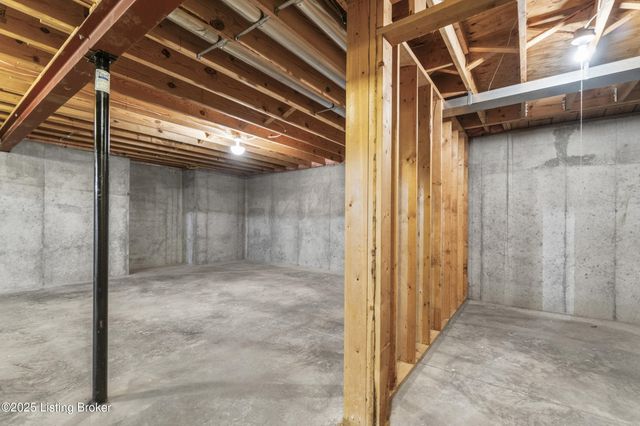 8405 Broecker Blvd, Louisville, KY 40241